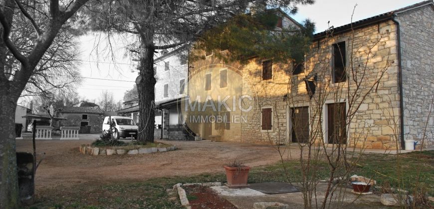 ISTRIA – Stone house with 2 residential units and a large garden