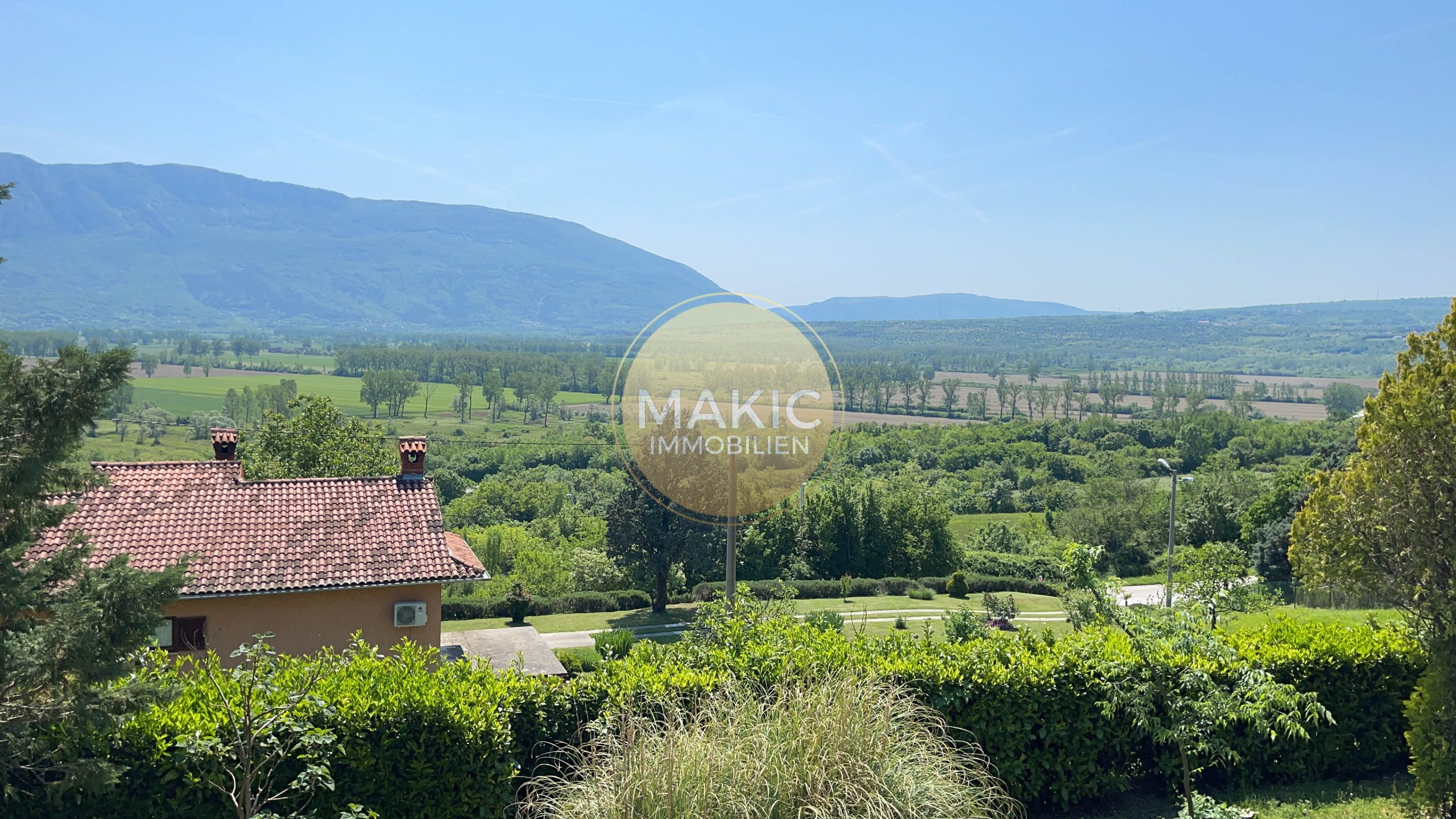 ISTRIA – Residential house with 2 residential units and additional building plot in sunny location