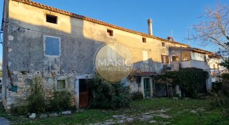 ISTRIA – BUJE – COMPLEX OF OLD HOUSES, IDEAL FOR INVESTMENT!
