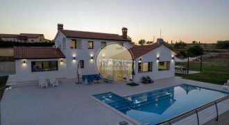 ISTRA -Raskošna Vila s bazenom i pogledom na brežuljke Istre – Vaša oaza luksuza nedaleko od Buzeta